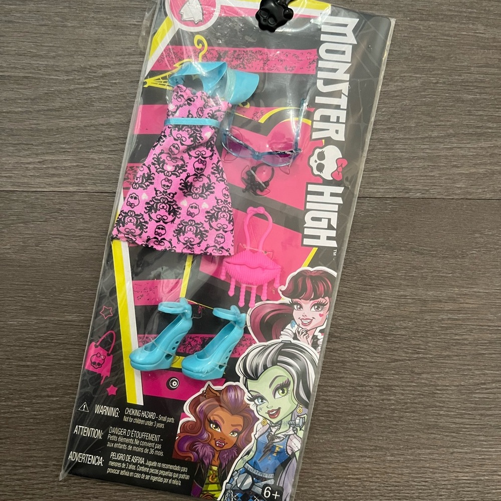 Monster High Pink and Blue Fashion Set Draculaura 2016